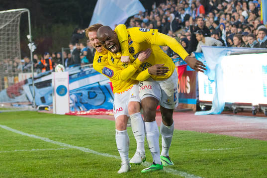 Falkenbergs Dan Keat och Hakeem Araba jublar