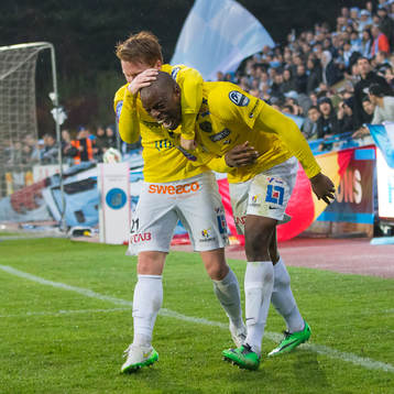 Falkenbergs Dan Keat och Hakeem Araba jublar