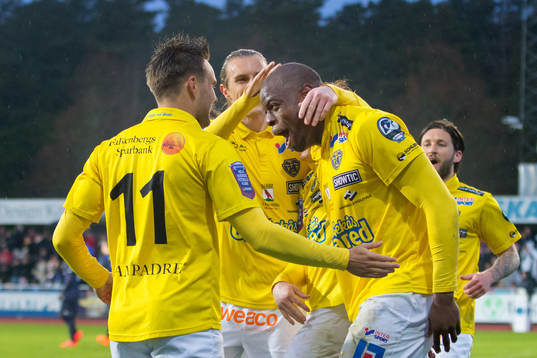 Falkenbergs Hakeem Araba jublar och blir klappad på