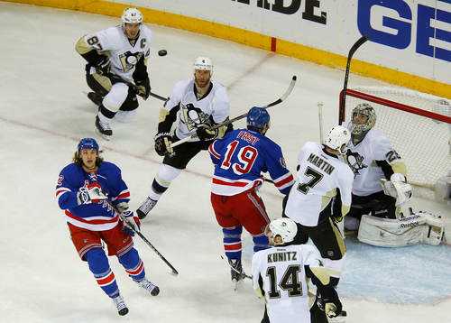 New York Rangers Carl Hagelin (L) looks up at the puck next