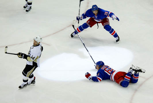 New York Rangers Carl Hagelin (62) celebrates with teammate