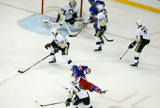 New York Rangers Carl Hagelin scores the game winning goal