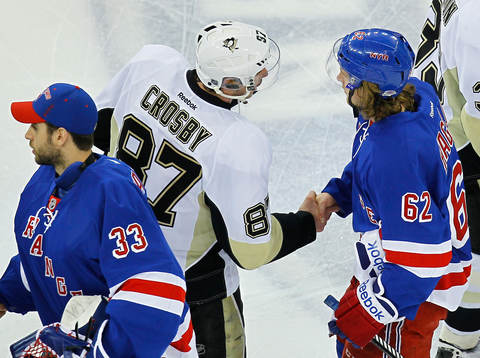 New York Rangers Carl Hagelin (R) shakes hands with