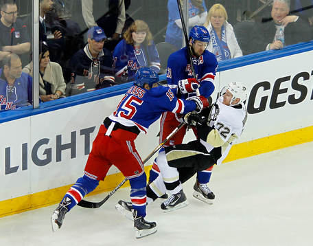 Pittsburgh Penguins Patric Hörnqvist (R) is body checked