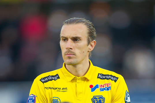 Falkenbergs Tobias Carlsson före fotbollsmatchen i