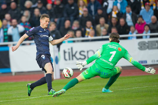 Malmös Markus Rosenberg och Falkenbergs Målvakt Otto