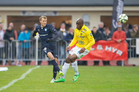 Malmö FFs Magnus Wolff Eikrem och Falkenbergs Hakeem Araba