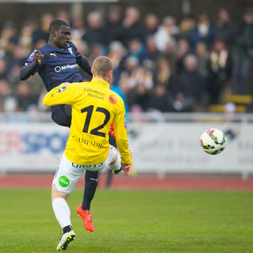 En Malmö FFs spelare i luftduell med Falkenbergs