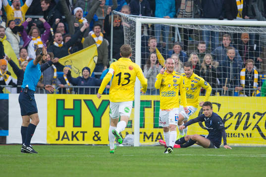 Falkenbergs spelare jublar