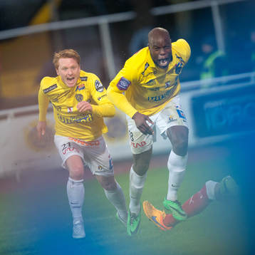 Falkenbergs Dan Keat och Hakeem Araba jublar