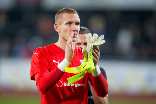 Malmö FFs Målvakt Robin Olsen deppar och tackar publiken