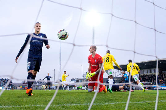 Malmö FFs Erik Johansson och målvakt Robin Olsen deppar
