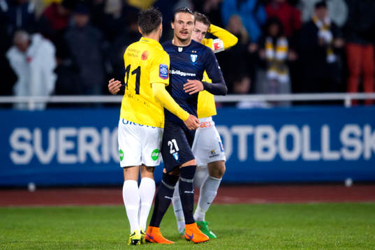 Malmö FFs Erik Johansson kramar om Falkenbergs Johannes