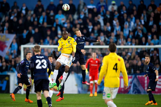 Falkenbergs Hakeem Araba i nickduell med Malmö FFs Oscar