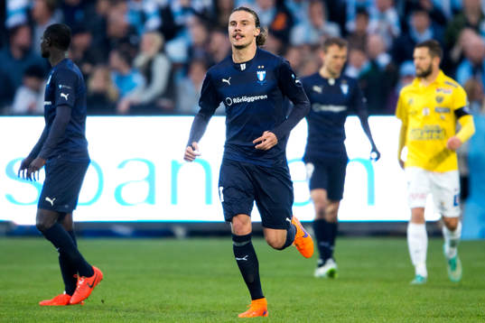 Malmö FFs Erik Johansson räcker ut tungan