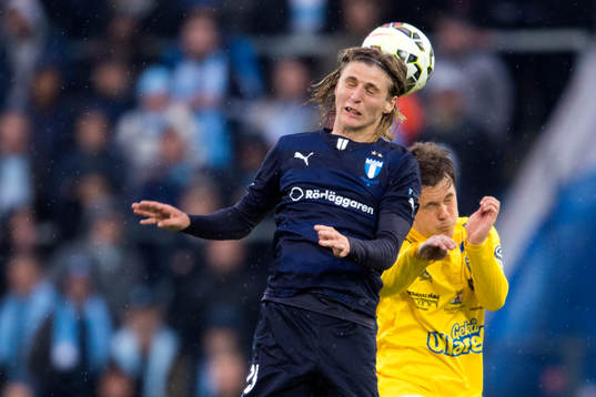Malmö FFs Pawel Cibicki i nickduell med Falkenbergs Daniel
