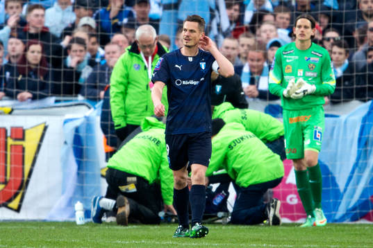 Malmö FFs Markus Rosenberg deppar när Agon Mehmeti skadat