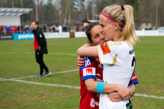 Rosengårds Line Röddik Hansen kramar om Vittsjös Lisa