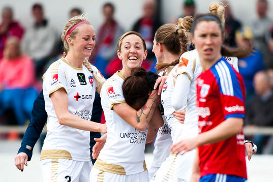 Rosengårds Therese Sjögran kramar om Sara Björk