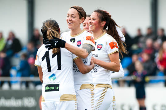 Rosengårds Marta Viera Da Silva kramas av Therese Sjögran