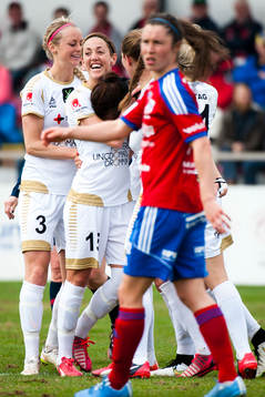 Rosengårds Therese Sjögran skrattar och krama om Sara