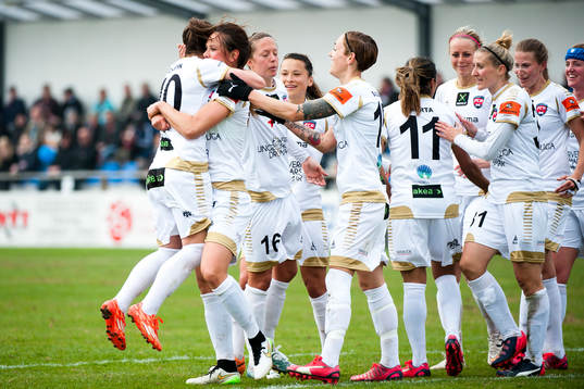 Rosengårds Ramona Bachmann jublar och gratulerar Sara