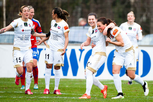 Rosengårds Ramona Bachmann jublar och kramar om Sara