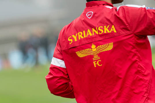 Syriskas klubbemblem på en tröja före fotbollsmatchen i