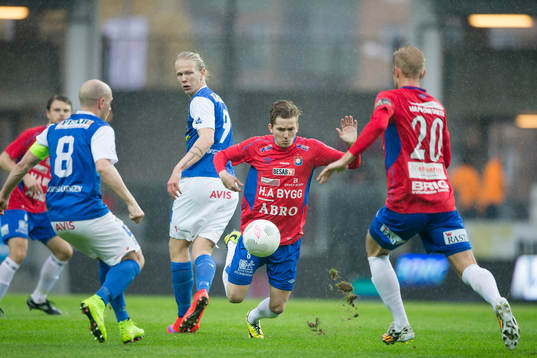 Örgrytes Andreas Östling i kamp om bollen med Oddevolds