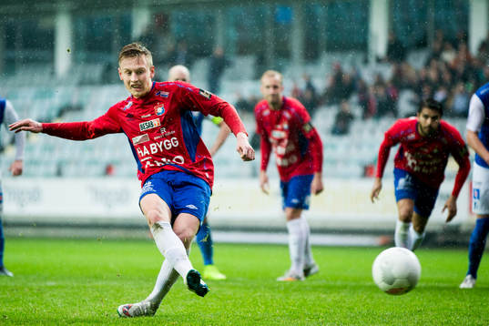 Örgrytes Sebastian Ohlsson gör 1-1 på straff