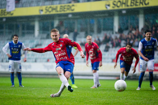 Örgrytes Sebastian Ohlsson kvitterar till 1-1 på straff