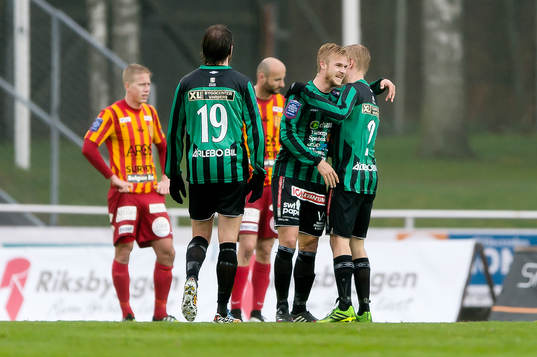 Varbergs spelare jublar medans Syrianskas spelare deppar i