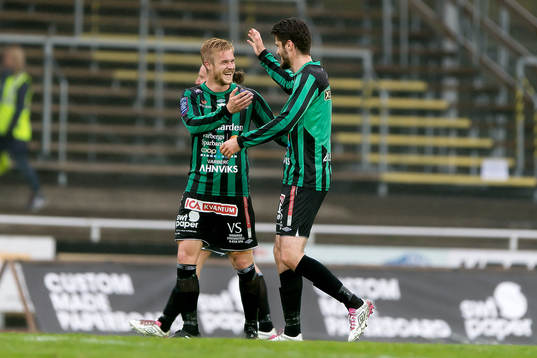 Varbergs Mats André Kaland (v) jublar