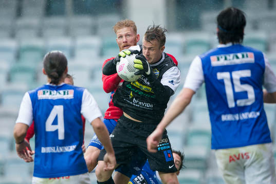 Oddevolds målvakt Erik Dahlin tar ned en boll