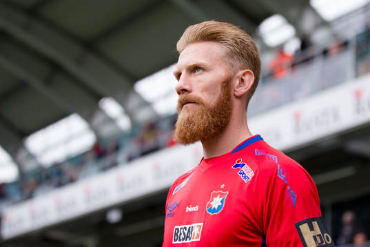 Örgrytes Fredrik Björk på väg in till fotbollsmatchen i