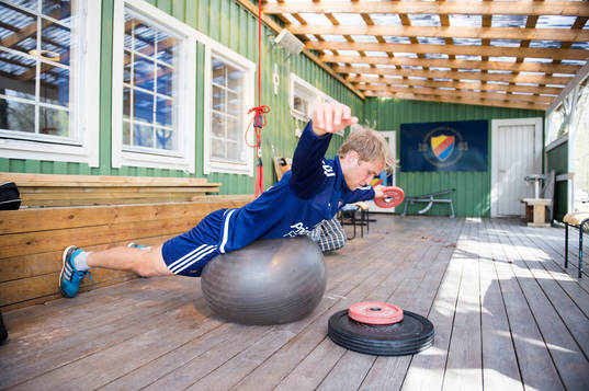 Djurgårdens Sebastian Andersson kör rehabövningar på
