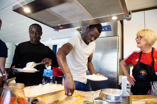 Djurgårdens Sam Johnson och Omar Colley äter lunch