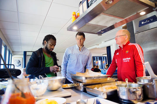 Djurgårdens Amadou Jawo och målvakt Kenneth Høie äter