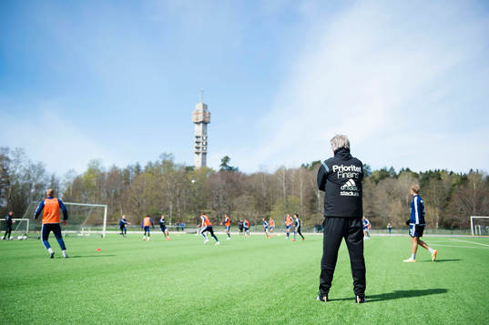 Djurgårdens tränare Per Olsson övervakar en