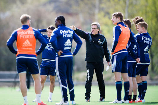 Djurgårdens tränare Per Olsson ger instruktioner