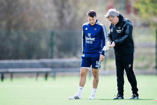 Djurgårdens tränare Per Olsson ger Kerim Mrabti