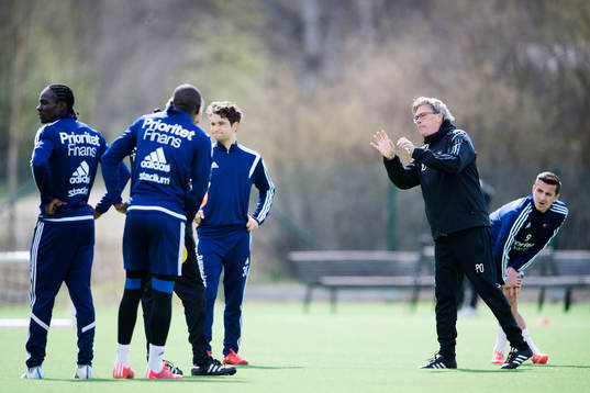 Djurgårdens tränare Per Olsson ger instruktioner