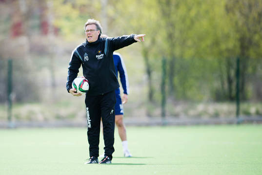 Djurgårdens tränare Per Olsson ger instruktioner