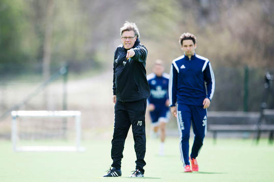 Djurgårdens tränare Per Olsson ger instruktioner