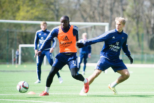 Djurgårdens Nyasha Mushekwioch Sebastian Andersson