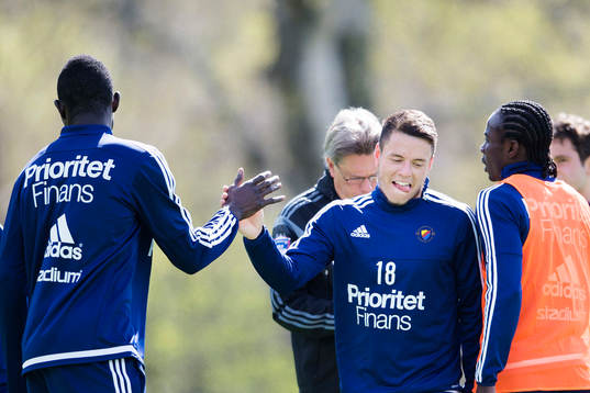 Djurgårdens Kerim Mrabti ger en high five