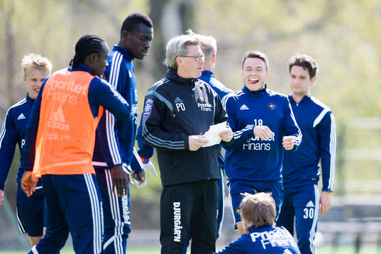 Djurgårdens tränare Per Olsson samlar spelarna
