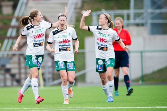 Mallbackens Sarah Bergman (tv) gör 0-1 och jublar ed Tessa