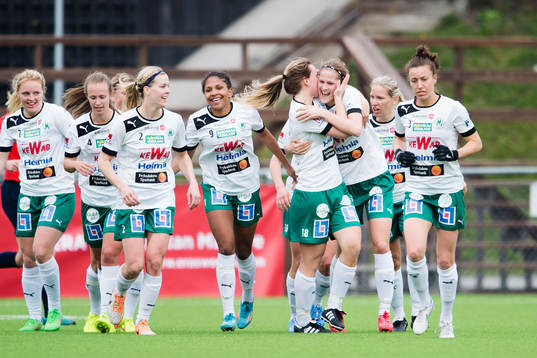 Mallbackens Sarah Bergman (m) gör 0-1 och jublar med