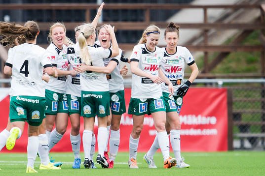 Mallbackens Sarah Bergman (m) gör 0-1 och jublar med